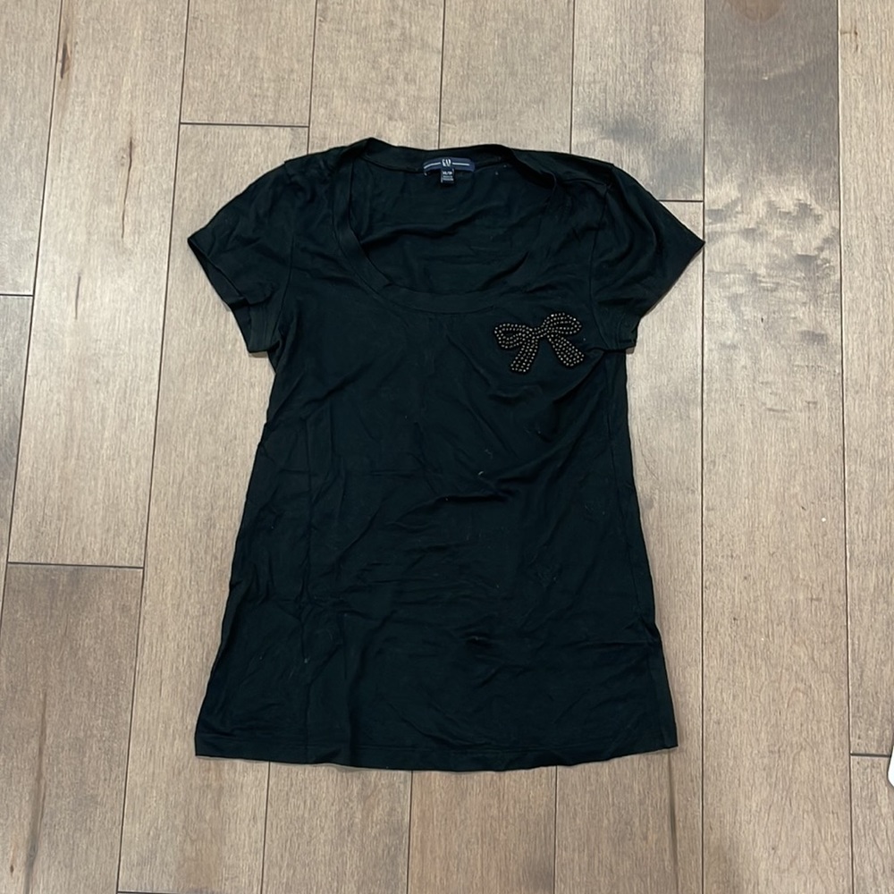 Gap tee with beaded bow detail